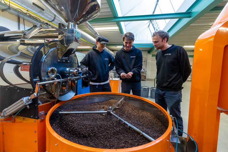 De broers achter Café du Jour bij de brander in de eigen branderij